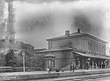 Da Grevskapsbanen åpnet 1881, lå Tønsberg stasjon ved byfjorden, like sør for Slottsfjelltunnelen som var jernbanetunnel. Dagens fellesstasjon overtok i 1915. Bak i bildet sees Tønsberg domkirke. Foto: Anders Beer Wilse, 1902