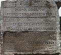 Tablica pamiątkowa na obelisku znajdującym się na placu przed Ośrodkiem Sportu i Rekreacji w Suwałkach (widok od strony wschodniej)