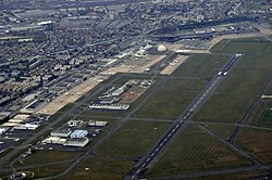 מבט מהאוויר על נמל התעופה לה בורז'ה