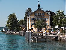 Rathaus Tegernsee mit Bootsanleger im Ortszentrum