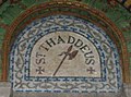 Mosaic amb el símbol del martiri del sant