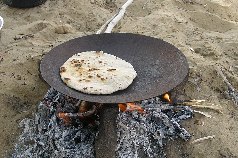 https://upload.wikimedia.org/wikipedia/commons/thumb/e/eb/Thar_Desert%2C_India%2C_Preparing_bread.jpg/800px-Thar_Desert%2C_India%2C_Preparing_bread.jpg