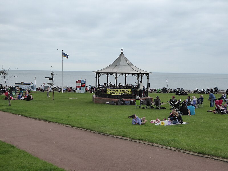 File:The Band Stand on The Green, Hunstanton - geograph.org.uk - 5001201.jpg