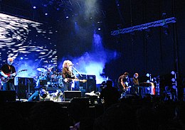 The Cure на концерті в Сантьяго, 2013 рік. Зліва направо: Рівз Гебрелс, Джейсон Купер, Роберт Сміт, Саймон Геллап і Роджер О'Доннелл