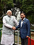 Der Premierminister Shri Narendra Modi mit dem Chief Minister von Meghalaya, Dr. Mukul Sangma bei den Elephant Falls, in Meghalaya am 28. Mai 2016.jpg