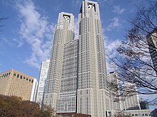 Das 243 m hohe Tokyo Metropolitan Government Building im Stadtteil Nishi-Shinjuku