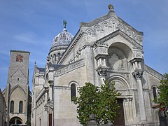 Bazilika Saint-Martin de Tours, následuje v roce 1886 románská stavba zničená o století dříve