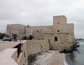 Фасад замка в Трани