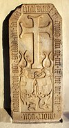 Grabstein des Andreas von Graben zu Sommeregg mit den Wappen der Von Graben (links) und Barbara (sowie Jörg) von Hallegg (rechts) an der Außenmauer der Kirche in Treffling