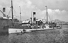 The German submarine SM U-35 next to the merchant ship Roma, also German, in the port of Cartagena. The visit of the submersible on June 21, 1916, endangered Spanish neutrality in the Great War. It is estimated that German submarines caused losses of between 139,000 and 250,000 tons in the Spanish merchant fleet. Four German submarines were interned in Spain (the SM UB-23 in La Coruna, the SM U-39 in Cartagena, the SM UC-56 in Santander and SM UB-49 in Cadiz) and two others, visited Spanish ports, one of them, the aforementioned U-35, transporting to Cartagena a letter from the Kaiser to the King. U-35 rafted up on Roma.jpg