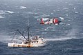 Vrtulník americké pobřežní stráže HH-60 Jayhawk během operace na pomoc rybářské lodi v nouzi Miss Melissa