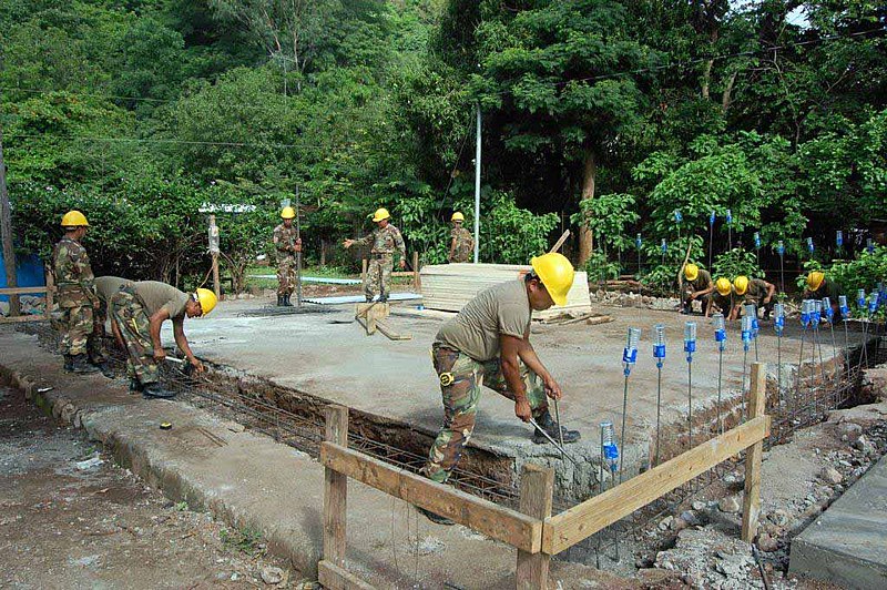 File:US Navy 090624-F-7522G-002 El Salvador military engineers work with U.S. Navy Seabees assigned to the Military Sealift Command hospital ship USNS Comfort (T-AH 20) on the construction of a new schoolhouse in Havillal.jpg