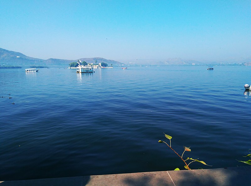 File:Udaipur lake 01.jpg