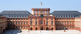 Universitaet Mannheim Schloss Ehrenhof.jpg