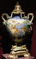 Uno dei vasi di maiolica di Horace Walpole, 1565–71, con montatura parigina