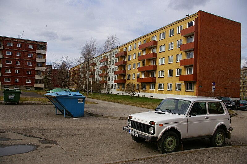 File:Uus 65 maja tagune, Annelinn, Tartu.jpg