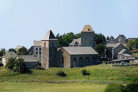 Village d'Aubrac avec la Dômerie, refuge historique des pèlerins (variante).