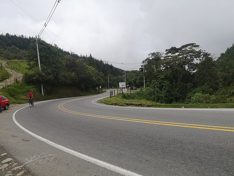File:Vista de la vía al Alto de Minas, Caldas.jpg