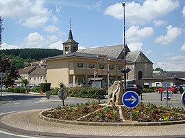 Het gemeentehuis en de kerk in Volmerange-les-Mines