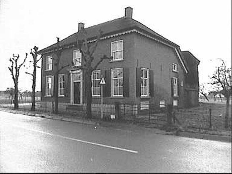 File:Voor- en zijgevel (woning) - Lienden - 20444184 - RCE.jpg