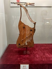 Un autre instrument utilisant saung dans son nom, une exposition de musée du byat saung ou byauth caungg (ဗျပ်စောင်း), la lyre birmane