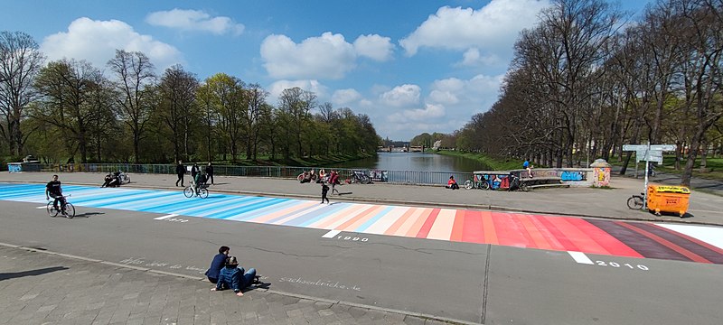 File:Warming Stripes on the Sachsenbrücke Leipzig.jpg