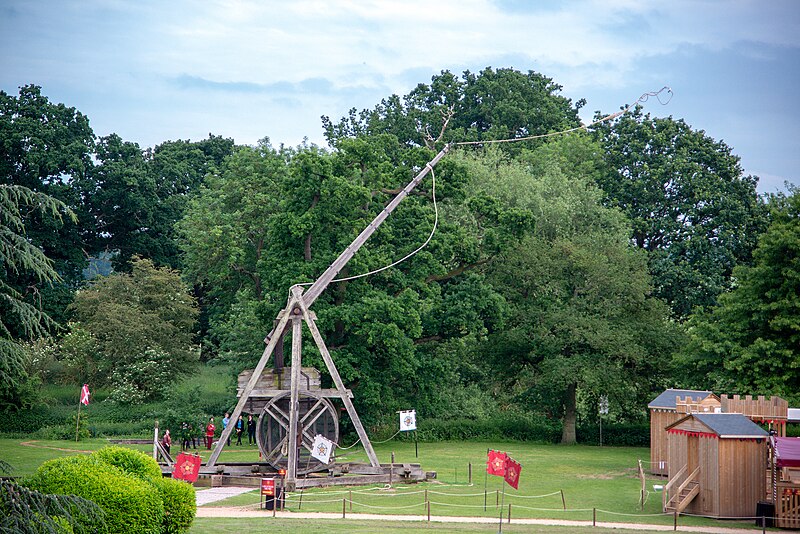 File:Warwick Castle trebuchet.jpg