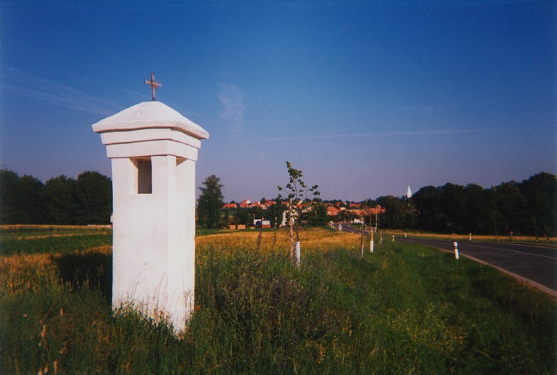 File:Wayside shrine Na Mrtve ceste Sokolnice.jpg