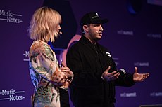 Jonas Blue (vpravo), projev na Web Summitu 2018, 8. listopadu 2018