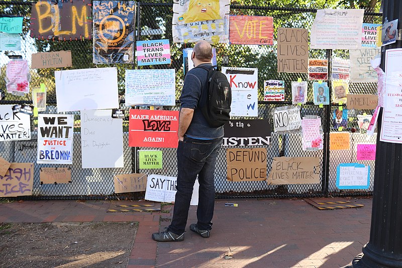 File:Wednesday afternoon, 4 November 2020 BLACK LIVES MATTER STREET ART on Wrought Iron Gates @ Lafayette Park - Washington DC IMG 6572 (50574609666).jpg