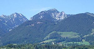 Hochsalwand (middle) with Lechnerkopf, seen from Flintsbach, on the left the Wendelstein