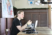 Ein Wikipedia-Autor hält einen Vortrag über Wikipeida auf dem Comicfestival 2017.