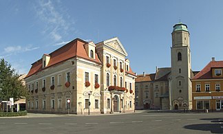 Praça Slavyanska (antiga Ludwigplatz), com a administração da cidade e a Igreja Jesuíta