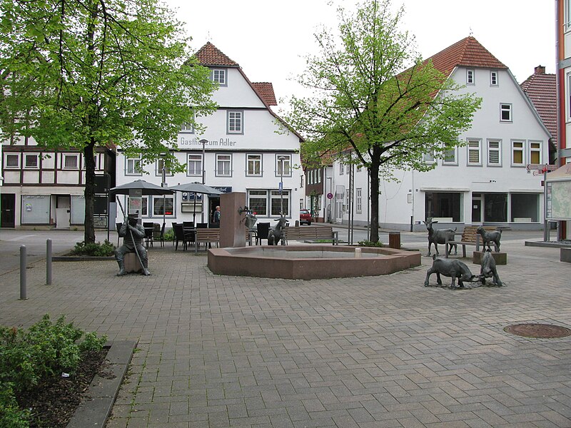 File:Ziegenbrunnen, 1, Lügde, Landkreis Lippe.jpg