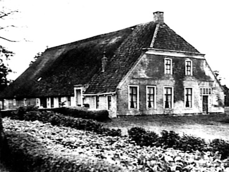 File:Zij- en voorgevel nr. AYK 15 - Oudemirdum - 20450467 - RCE.jpg