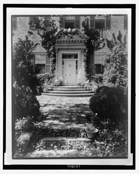 File:"Chatham," Colonel Daniel Bradford Devore house, 120 Chatham Lane, Fredericksburg, Stafford County, Virginia. West entrance, with small dog sitting on steps at door LCCN2008678820.tif