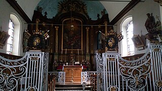 La grille de chœur et le maître-autel de l'église.