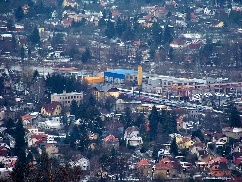 File:Řevnice, továrna a nádraží, z Hvíždince, s vlakem.jpg