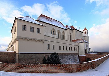 Špilberk počátkem ledna 2017. Pohled od jihovýchodního rohu na jižní a východní stranu hradu s vyhlídkovou nárožní věžicí (vpravo).