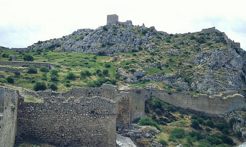 File:Ακροκόρινθος - Το κάστρο από χαμηλά.jpg