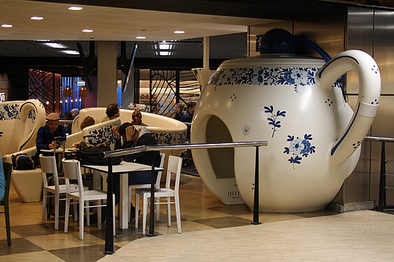 Амстердамский аэропорт Схипхол. Кафе,стилизованное под Гжель.
