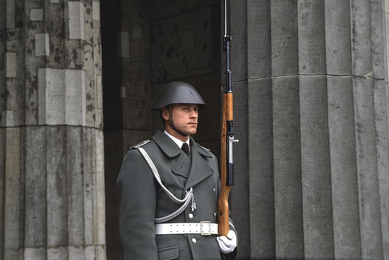 File:0489 1989 BERLIN Neue Wache (april) (14285449596).jpg