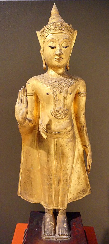https://upload.wikimedia.org/wikipedia/commons/thumb/e/ec/098_Standing_Crowned_Buddha%2C_16c%2C_Ayutthaya_%2835122822921%29.jpg/459px-098_Standing_Crowned_Buddha%2C_16c%2C_Ayutthaya_%2835122822921%29.jpg