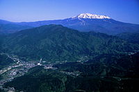 御嶽山と山麓の上松町