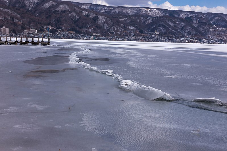 File:180205 Lake Suwa omiwatari 03.jpg