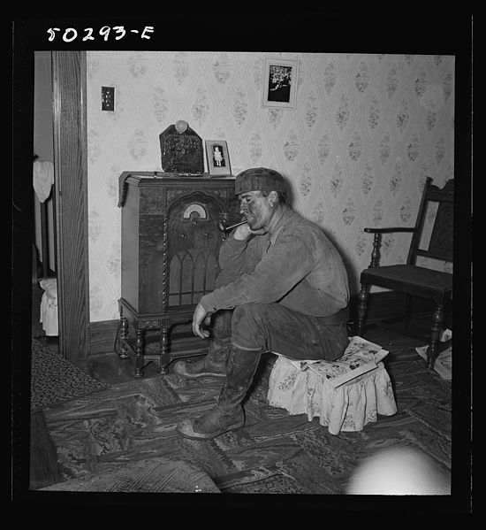 File:1938 radio listener in Westover, West Virginia Library of Congress fsa2000030730.jpg