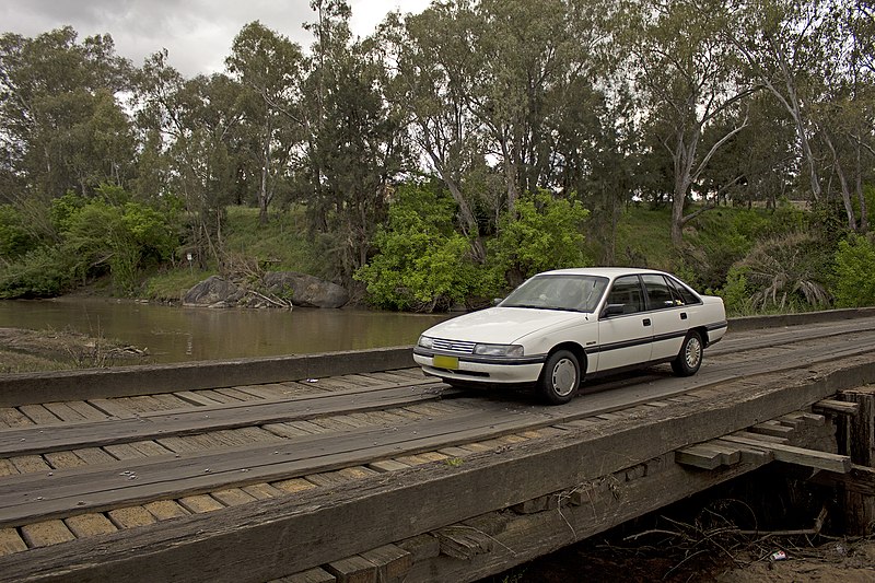 File:1990 Holden VN Berlina crossing the Low-level Bridge over the Lachlan River in Cowra.jpg