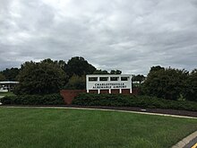 2016-10-05 14 51 21 Sinal na entrada do Aeroporto Charlottesville – Albemarle em Rivanna, Albemarle County, Virginia.jpg