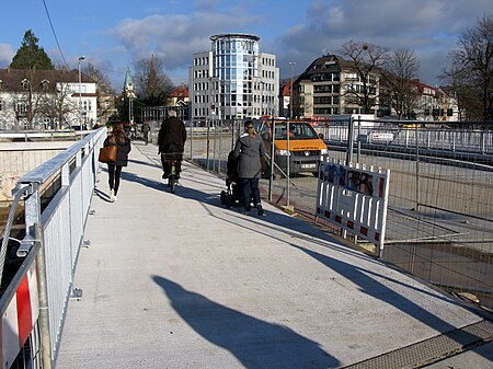 2017 12 06, Fußgänger und Radfahrer dürfen schon die neue Kronenbrücke in Freiburg auf der Westseite benutzen 2