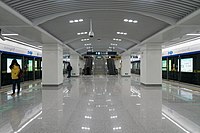 6号线的标准站采用简单的平行结构天花板,两侧采用白色灯带，站台吊顶采用拱形结构,增强空间。图为西浦路站